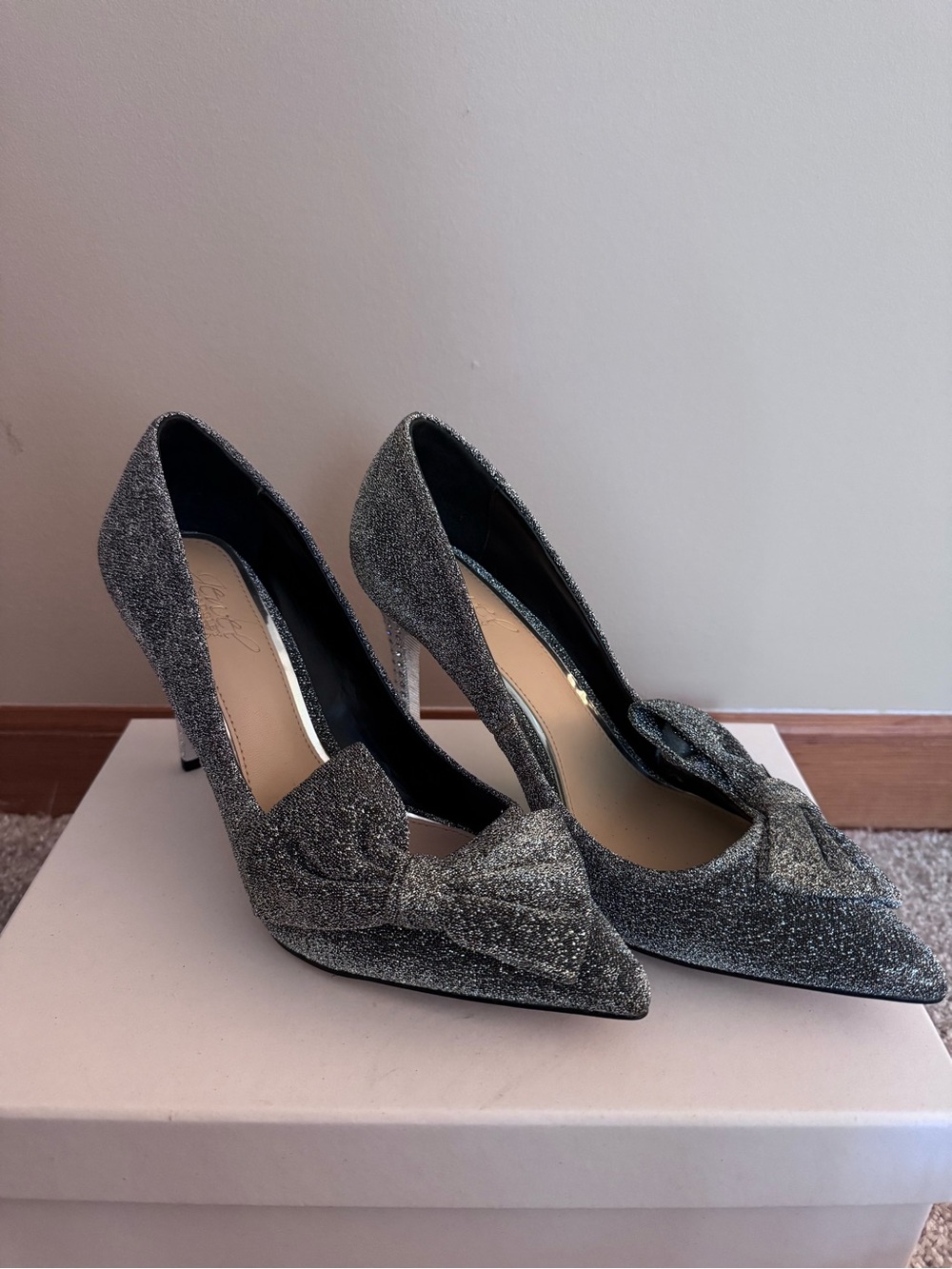 Jewel Badgley Mischka Silver Glitter Pointed-Toe Bow Pumps